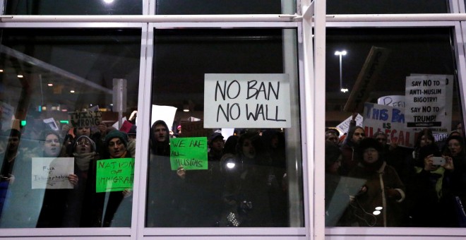 Manifestantes contra las medidas migratorias del presidente de EEUU, Donald Trump, protestan en la Terminal 4 del aeropuerto JFK de Nueva York. REUTERS/Andrew Kelly