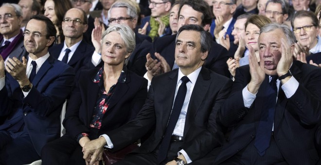 El exprimero ministro francés Francois Fillon y su espaosa en un acto político en París. EFE/EPA/ETIENNE LAURENT