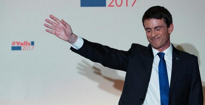 Manuel Valls, ex primer ministro francés y candidato al partido de izquierda Partido Socialista (PS), lamenta sus resultados en las primarias, en las que ha perdido contra Hamon. EFE / EPA / IAN LANGSDON