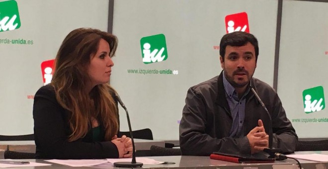 Esther López Barceló, responsable de Memoria Democrática en IU (I) y Alberto Garzón, coordinador federal de IU (D).- IZQUIERDA UNIDA