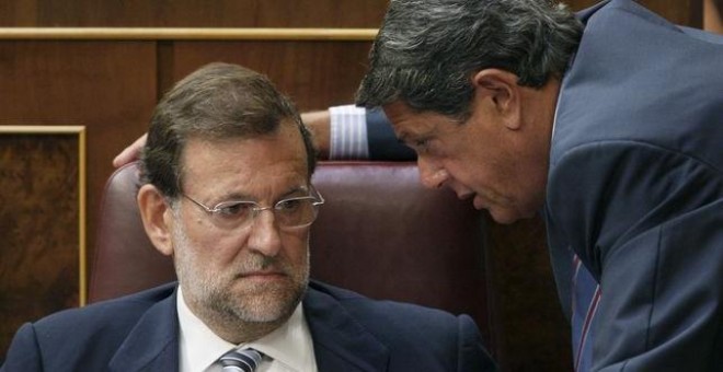 Foto de archivo de Mariano Rajoy y Federico Trillo tomada en 2009 en el Congreso. / EFE