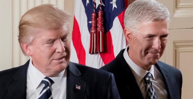 A la derecha, el nominado al Tribunal Supremo, Neil Gorsuch, y el presidente de los Estados Unidos, Donald Trump, ayer, durante su comparecencia conjunta. | EFE