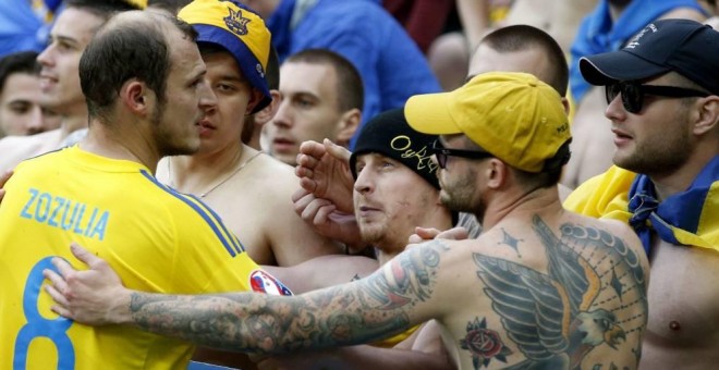 Roman Zozulya, con seguidores de la selección de Ucrania, durante la Eurocopa de Francia de 2016. REUTERS