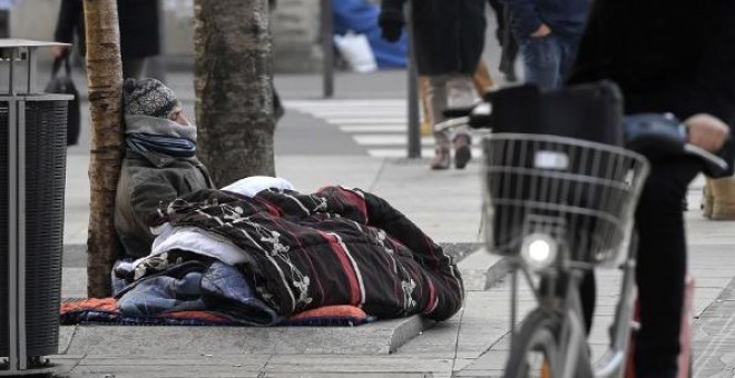 Una persona sin hogar dormita en la calle, en una imagen de archivo. AFP