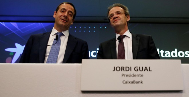 El  presidente de CaixaBank, Jordi Gual (d), y el consejero delegado, Gonzalo Gortazar (i), en la presentación de los resultados de la entidad en 2016. REUTERS/Albert Gea