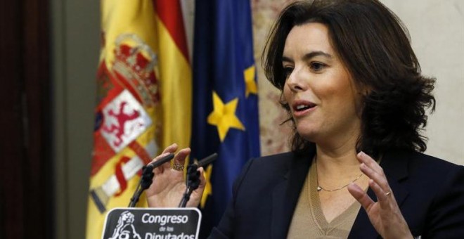 La vicepresidenta del Gobierno, Soraya Sáenz de Santamaría, hace declaraciones en el Congreso tras la celebración del pleno. EFE/Fernando Alvarado