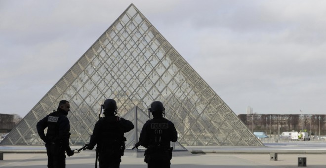 La zona del Louvre ha sido evacuada después del ataque / REUTERS