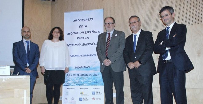 El vicerrector de la USAL, Mariano Esteban (c); el presidente de Red Eléctrica de España, José Folgado Blanco (2d), y Javier González Benito (i), decano de la Facultad de Economía y Empresa, además de por los presidentes de la AEEE y del congreso, Gonzalo