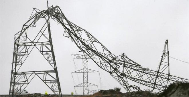 Una torre de alta tensión caída debido al temporal, en Silleda. / EFE