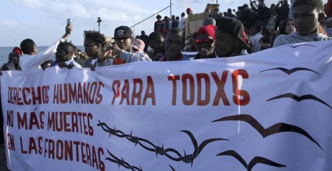 Unas 500 personas han reclamado en Ceuta 'derechos humanos' en las fronteras. / REDUAN (EFE)