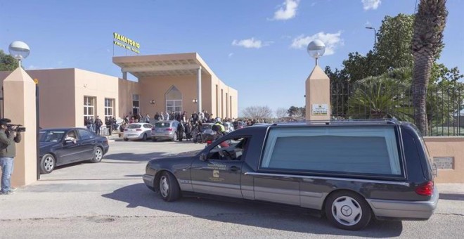 Un coche fúnebre con los restos mortales de uno de los cinco jóvenes, de entre 19 y 21 años y vecinos de Torre Pacheco (Murcia), que han fallecido esta madrugada y otros tres han resultado heridos de gravedad al colisionar dos turismo en La palma, término