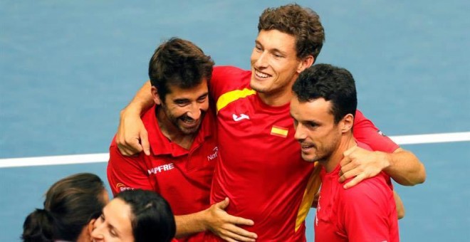 Pablo Carreño, abrazado por Marc López y Roberto Bautista, celebra su triunfo ante Croacia. | EFE
