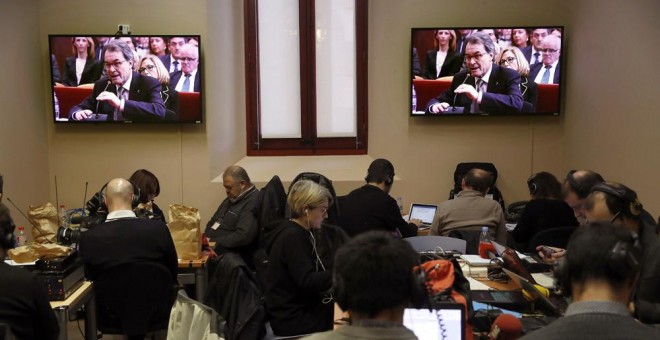 Vista de las pantallas en una de las salas de prensa, durante la declaración de Artur Mas en el juicio que el Tribunal Superior de Justicia de Cataluña celebra contra el expresidente de la Generalitat Artur Mas y las exconselleras Joana Ortega e Irene Rig