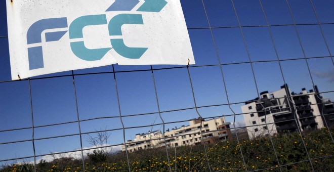 Un cartel con el logo de FCC en una obra en Madrid. REUTERS