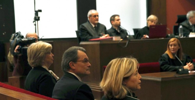 El expresidente catalán Artur Mas, junto a las exconselleras Joana Ortega (i) e Irene Rigau (d), en la sala del Tribunal Superior de Justicia de Cataluña donde son juzgados por la consulta del 9-N. EFE/Alberto Estévez