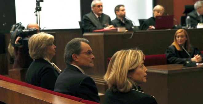 El expresidente catalán Artur Mas, junto a las exconselleras Joana Ortega (i) e Irene Rigau (d), en la sala del Tribunal Superior de Justicia de Cataluña donde son juzgados por la consulta del 9-N. EFE/Alberto Estévez