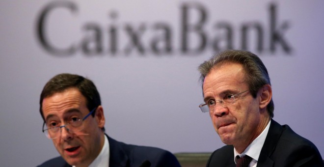 El presidente de Caixabank, Jordi Gual, y el consejero delegado del banco, Gonzalo Gortazar, durante la presentación de los resultados de 2016. REUTERS/Albert Gea