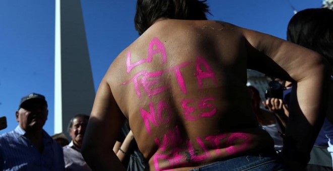 Una de las manifestantes durante la protesta en Buenos Aires. | MARCOS BRINDICCI (REUTERS)