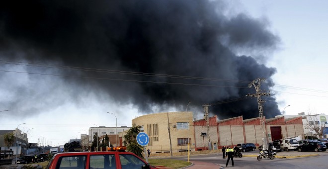 Columna de humo generada como consecuencia del incendio ocurrido esta mañana en la empresa química Indukern, ubicada en el polígono industrial Fuente del Jarro de Paterna.  EFE