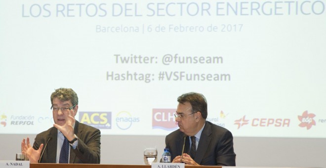 El ministro de Energía, Álvaro Nadal, junto al presidente de Enagás, Antonio Llardén, durante la inauguración de un simposio con empresas del sector. EFE/Marta Pérez