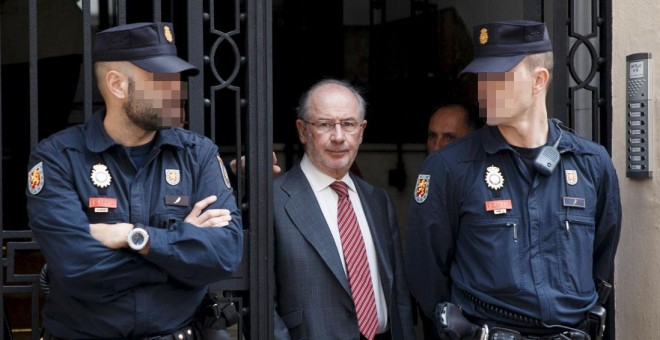 Rodrigo Rato, a la salida de su despacho tras el registro realizado por Hacienda en abril de 2015. REUTERS/Andrea Comas