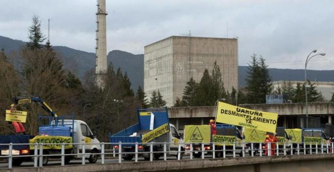 Una protesta de Greenpeace contra la reapertura de Garoña en 2014. EFE