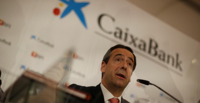 El consejero delegado de CaixaBank, Gonzalo Gortazar, en una rueda de prensa en Lisboa para explicar los resultados de su opa sobre el portugués BPI. REUTERS/Rafael Marchante