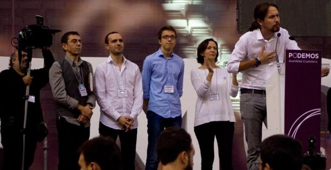 Pablo Iglesias, Íñigo Errejón, Juan Carlos Monedero, Carolina Bescansa y Luis Alegre, en la primera Asamblea Ciudadana de Podemos, en el Palacio de Vistalegre (octubre de 2014). JAIRO VARGAS