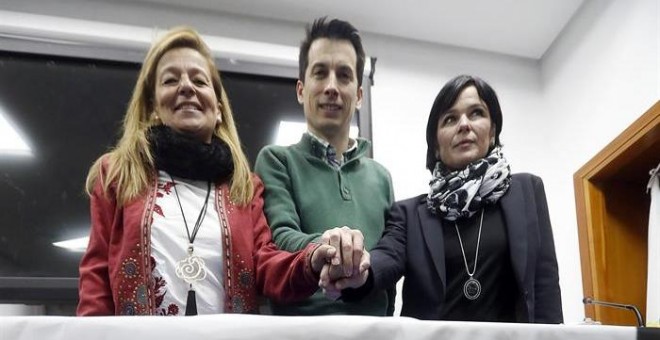 La denunciante de la Gürtel, Ana Garrido (i), de Acuamed, Azahara Peralta, y de la corrupción en el ejército, Luis Gonzalo Segura, durante la rueda de prensa de la Plataforma x la Honestidad, hoy en el Centro de peritaciones tecnológicas, en Madrid. EFE/J