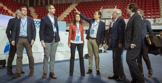 Los dirigentes del Partido Popular Pablo Casado, Javier Maroto, Andrea Levy, Fernando Martínez-Maillo y Javier Arenas, durante la visita a la Caja Mágica, donde se celebra el XVIII Congreso Nacional de PP . EFE/Fernando Villar