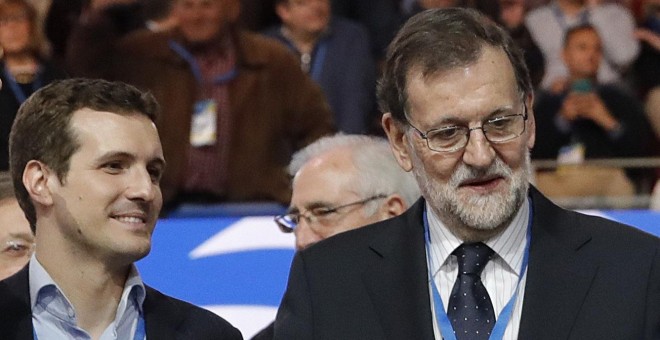 Mariano Rajoy, presidente del Gobierno y del PP, junto a los vicesecretarios Javier Maroto y Pablo Casado, en la primera jornada del XVIII Congreso nacional del partido. EFE/Javier Lizón