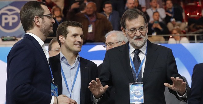 Mariano Rajoy, presidente del Gobierno y del PP, junto a los vicesecretarios Javier Maroto y Pablo Casado, en la primera jornada del XVIII Congreso nacional del partido. EFE/Javier Lizón