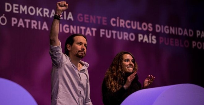 Pablo Iglesias saluda a los asistentes desde la tribuna acompañado por la diputada de Podemos por Cádiz, Noelia Vera. | JAIRO VARGAS