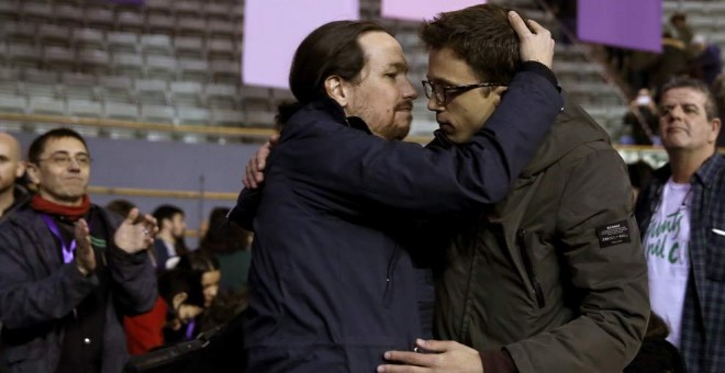 Pablo Iglesias e Íñigo Errejón se abrazan al final de la mañana, en la pausa para comer. | CHEMA MOYA (EFE)