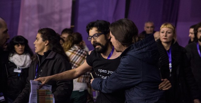 Pablo Iglesias, con el espontáneo que intentó subir al escenario de la Asamblea Ciudadana Estatal de Podemos en Madrid, JAIRO VARGAS