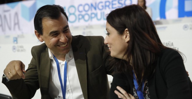 El vicesecretario de Organización del PP, Fernando Martínez-Maillo, y la de Estudios y Programas, Andrea Levy, conversan durante la segunda jornada del XVIII Congreso nacional del partido, en la Caja Mágica de Madrid. EFE/JuanJo Martín