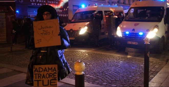 Imagen de una mujer con una pancarta en solidaridad con Théo durante una concentración en París en contra de los abusos policiales. - ENRIC BONET