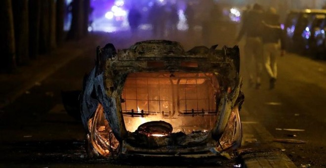 Un coche quemado en Bobigny, distro del noreste de París. - AFP