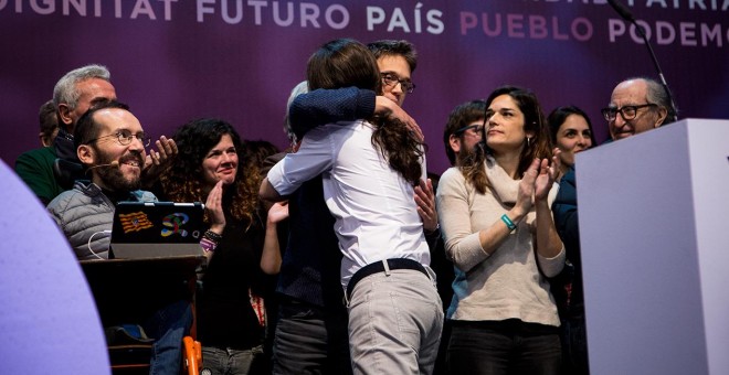 Abrazo de Pablo Iglesias e Íñigo Errejón / JAIRO VARGAS