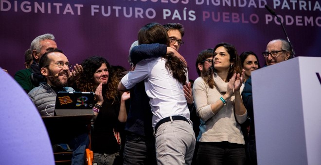 Abrazo de Pablo Iglesias e Íñigo Errejón / JAIRO VARGAS