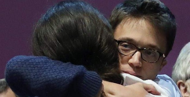 Errejón abraza a Pablo Iglesias. | BALLESTEROS (EFE)