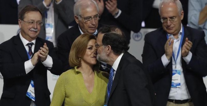 Mariano Rajoy felicita a María Dolores de Cospedal durante la clausura del XVIII Congreso nacional del partido que se celebra en la Caja Mágica de Madrid. EFE/Javier Lizón