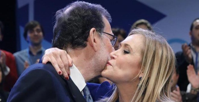 El presidente del Gobierno y del PP, Mariano Rajoy, felicita a la anfitriona del Congreso y presidenta de la Gestora del PP de Madrid, Cristina Cifuentes. EFE