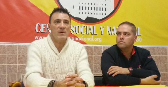 Imagen de Alfredo Perdigol (izquierda) durante la charla sobre inseguridad ciudadana en Valladolidad organizada por el partido de extrema derecha, Democracia Nacional / TWITTER