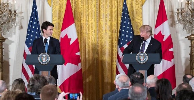 El presidente de Estados Unidos Donald Trump participa en una rueda de prensa junto al primer ministro de Canadá Justin Trudeau. EFE/SHAWN THEW