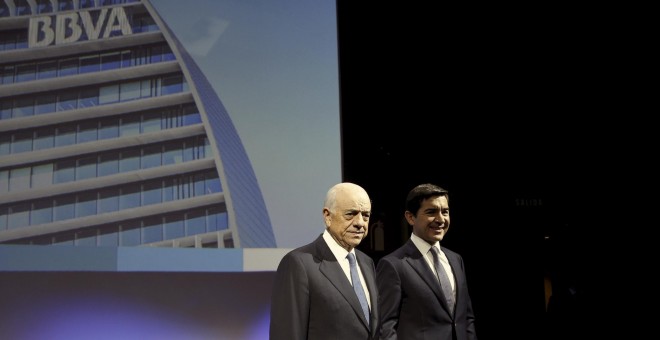 El presidente del BBVA, Francisco González , y el consejero delegado, Carlos Torres, durante la presentación de los resultados de la entidad en 2016. EFE/Paco Campos