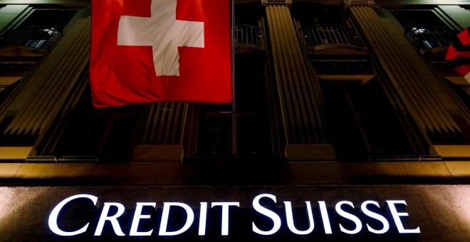 La bandera suiza en la sede del banco Credit Suisse, en la laza Federal de Berna. REUTERS/Ruben Sprich