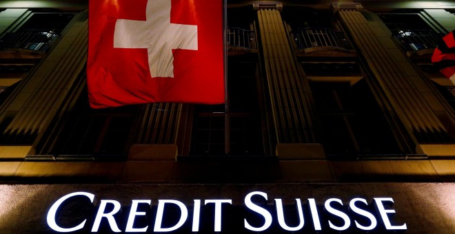 La bandera suiza en la sede del banco Credit Suisse, en la laza Federal de Berna. REUTERS/Ruben Sprich