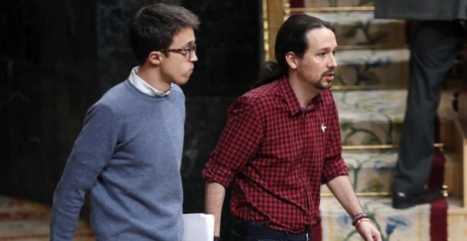 El secretario general de Podemos, Pablo Iglesias, y el portavoz parlamentario del partido, Íñigo Errejón, entran en el hemiciclo para asistir esta tarde al pleno del Congreso de los Diputados. EFE
