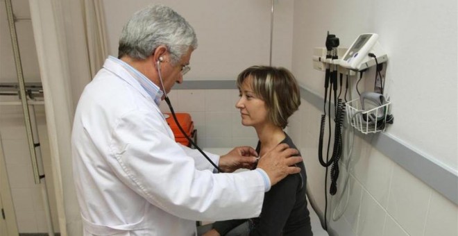 Un médico atiende a una mujer en una consulta de Atención Primaria./ EFE